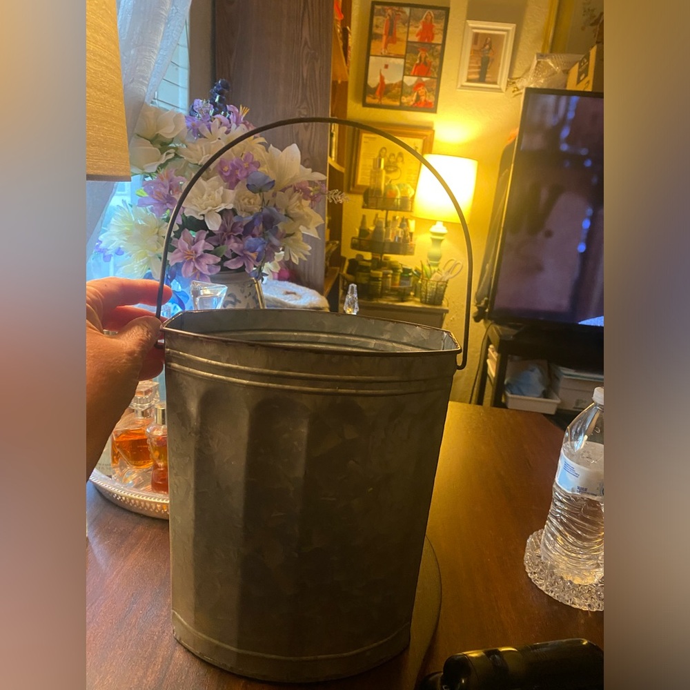 Decorative galvanized tin bucket with handle in great condition